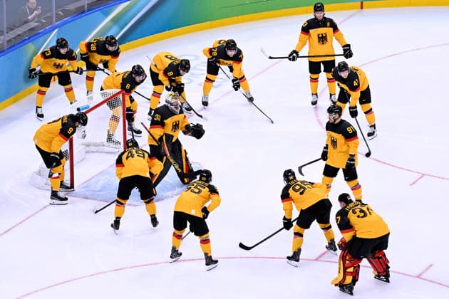 GRUBAUER Philipp Torwart Team GER Eishockey Viertelfinale Spiel SVK - Deutschland Olympics - Olympische Winterspiele 2026 Mailand - Cortina 06 - 22 Februar 2026 in Italien am 18.02.2026 in Mailand *** GRUBAUER Philipp Goalkeeper Team GER Ice Hockey Quarterfinals Match SVK Germany Olympics Olympic Winter Games 2026 Milan Cortina 06 February 22, 2026 in Italy on February 18, 2026 in Milan Copyright: xx