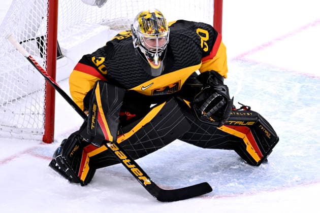 GRUBAUER Philipp Torwart Team GER Eishockey Viertelfinale Spiel SVK - Deutschland Olympics - Olympische Winterspiele 2026 Mailand - Cortina 06 - 22 Februar 2026 in Italien am 18.02.2026 in Mailand *** GRUBAUER Philipp Goalkeeper Team GER Ice Hockey Quarterfinals Match SVK Germany Olympics Olympic Winter Games 2026 Milan Cortina 06 February 22, 2026 in Italy on February 18, 2026 in Milan Copyright: xx