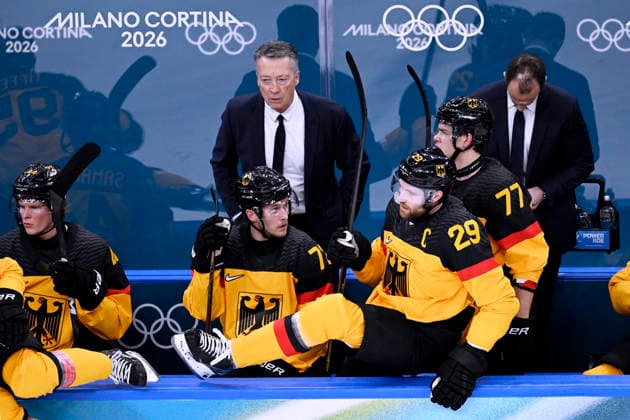 KREIS Harold Trainer Team GER mit DRAISAITL Leon Eishockey Viertelfinale Spiel SVK - Deutschland Olympics - Olympische Winterspiele 2026 Mailand - Cortina 06 - 22 Februar 2026 in Italien am 18.02.2026 in Mailand *** KREIS Harold Trainer Team GER with DRAISAITL Leon Ice field hockey quarterfinal match SVK Germany Olympics Olympic Winter Games 2026 Milan Cortina 06 February 22, 2026 in Italy on February 18, 2026 in Milan Copyright: xx