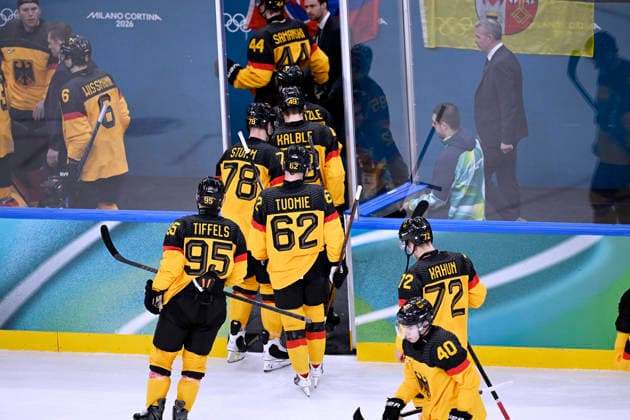 TIFFELS Frederik mit TUOMIE Parker Team GER Eishockey Viertelfinale Spiel SVK - Deutschland Olympics - Olympische Winterspiele 2026 Mailand - Cortina 06 - 22 Februar 2026 in Italien am 18.02.2026 in Mailand *** TIFFELS Frederik with TUOMIE Parker Team GER Ice Hockey Quarterfinals Match SVK Germany Olympics Olympic Winter Games 2026 Milan Cortina 06 February 22, 2026 in Italy on February 18, 2026 in Milan Copyright: xx