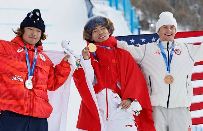 (260218) -- LIVIGNO, Feb. 18, 2026 -- Gold medalist Su Yiming (C) of China, silver medalist Hasegawa Taiga (L) of Japan and bronze medalist Jake Canter of the United states pose during the awarding ceremony for the snowboard men s snowboard slopestyle at the Milan-Cortina 2026 Olympic Winter games, Winterspiele,Spiele, Summer games in Livigno, Italy, Feb. 18, 2026. ) (MICO2026)ITALY-LIVIGNO-OLYMPIC WINTER GAMES-SNOWBOARD-MEN S SLOPESTYLE-FINAL WangxPeng 