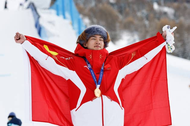 (260218) -- LIVIGNO, Feb. 18, 2026 -- Gold medalist Su Yiming of China poses during the awarding ceremony for the snowboard men s snowboard slopestyle at the Milan-Cortina 2026 Olympic Winter games, Winterspiele,Spiele, Summer games in Livigno, Italy, Feb. 18, 2026. ) (MICO2026)ITALY-LIVIGNO-OLYMPIC WINTER GAMES-SNOWBOARD-MEN S SLOPESTYLE-FINAL WangxPeng 
