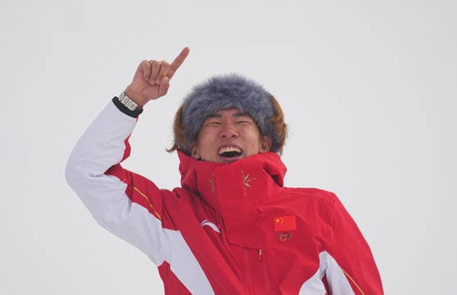 Yiming Su of celebrates winning gold during Men s snowboard Slopestyle final, Milano Cortina 2026 Winter Olympic game, at Livigno Snow Park on February 18, 2026 in Livigno, Italy. Thor Wegner DeFodi Images (Photo by DeFodi Images) - *** Yiming Su of celebrates winning gold during Men s snowboard Slopestyle final, Milano Cortina 2026 Winter Olympic game, at Livigno Snow Park on February 18, 2026 in Livigno, Italy Thor Wegner DeFodi Images Photo by DeFodi Images
