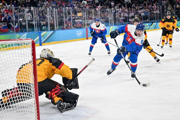 18 02 2026, Milano, Santa Giulia Ice hockey, Eishockey Arena, Winter Olympics: Slovakia - Germany (Ice Hockey), Oliver Okuliar of Slovakia scores a goal against goalkeeper Philipp Grubauer of Germany Milano Santa Giulia Ice Hockey Arena Lombardy Italy *** 18 02 2026, Milano, Santa Giulia Ice Hockey Arena, Winter Olympics Slovakia Germany Ice Hockey , Oliver Okuliar of Slovakia scores a goal against goalkeeper Philipp Grubauer of Germany Milano Santa Giulia Ice Hockey Arena Lombardy Italy Copyright: xJustPictures.ch AndreaxBrancax jp-en-AnBr-AB-AAB_439718022026