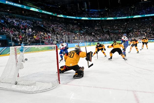 18 02 2026, Milano, Santa Giulia Ice hockey, Eishockey Arena, Winter Olympics: Slovakia - Germany (Ice Hockey), Dalibor Dvorsky of Slovakia scores a goal against goalkeeper Philipp Grubauer of Germany Milano Santa Giulia Ice Hockey Arena Lombardy Italy *** 18 02 2026, Milano, Santa Giulia Ice Hockey Arena, Winter Olympics Slovakia Germany Ice Hockey , Dalibor Dvorsky of Slovakia scores a goal against goalkeeper Philipp Grubauer of Germany Milano Santa Giulia Ice Hockey Arena Lombardy Italy Copyright: xJustPictures.ch AndreaxBrancax jp-en-AnBr-AB-DSC_957818022026