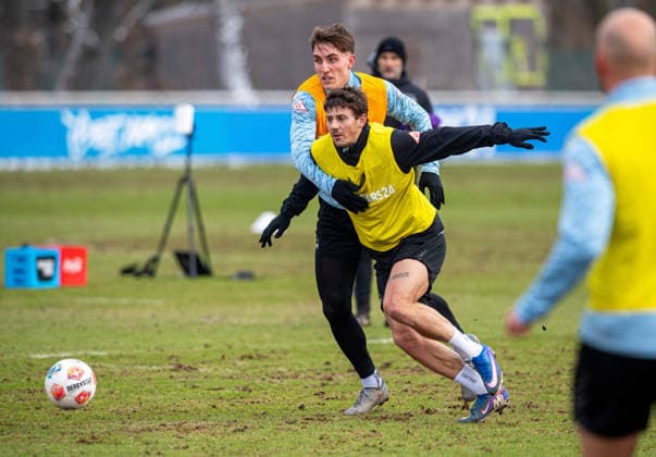 Fussball, Herren, Saison 2025 26, 2. Bundesliga, Hertha BSC, Training, v.l. Elias Decker (Hertha BSC), Dawid Kownacki (Hertha BSC), 18.02. 2026,