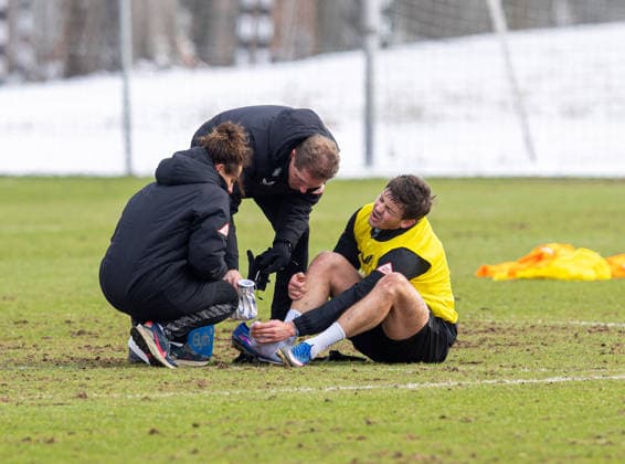 Fussball, Herren, Saison 2025 26, 2. Bundesliga, Hertha BSC, Training, Dawid Kownacki (Hertha BSC) wird behandelt, 18.02. 2026,