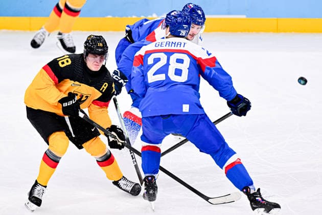 L-R, STUTZLE Tim (GER), GERMANY (GER), GERNAT Martin (SVK), SLOVAKIA (SVK), during Mens Play-offs Quarterfinals, Ice hockey, Eishockey at the Olympic Winter games, Winterspiele,Spiele, Summer games Milano Cortina 2026, at Milano Santagiulia Ice Hockey Arena, on February 18, 2026 in Milan, Italy. Noxthirdxpartyxsales  aflo_320346422