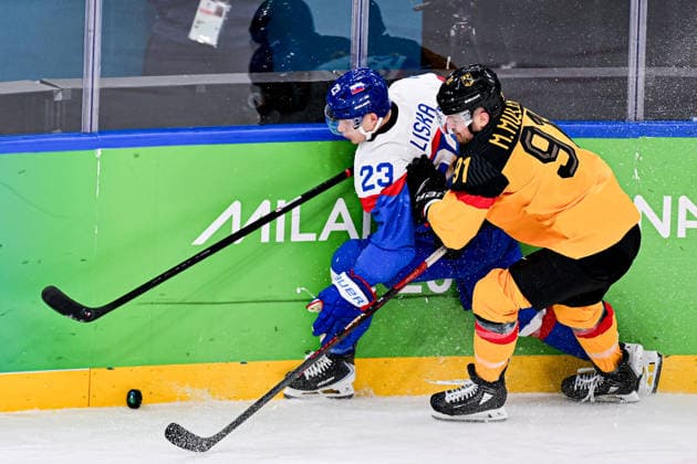 L-R, LISKA Adam (SVK), SLOVAKIA (SVK), vs MULLER Moritz (GER), GERMANY (GER), during Mens Play-offs Quarterfinals, Ice hockey, Eishockey at the Olympic Winter games, Winterspiele,Spiele, Summer games Milano Cortina 2026, at Milano Santagiulia Ice Hockey Arena, on February 18, 2026 in Milan, Italy. Noxthirdxpartyxsales  aflo_320346585