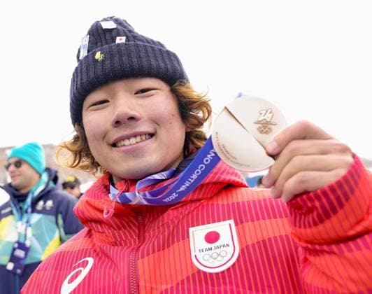 Milan Cortina Olympics: Snowboard Taiga Hasegawa of Japan poses after winning the men s snowboard slopestyle silver at the Milan Cortina Olympics on Feb. 18, 2026, at Livigno Snow Park in Livigno, Italy.  A14AA0005300162P