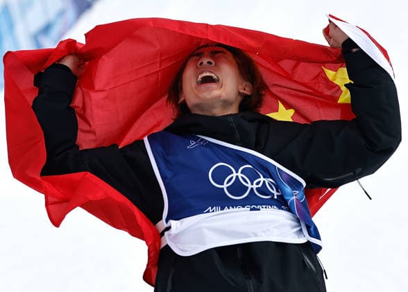 (260218) -- LIVIGNO, Feb. 18, 2026 -- Su Yiming of China celebrates after the snowboard men s snowboard slopestyle final at the Milan-Cortina 2026 Olympic Winter games, Winterspiele,Spiele, Summer games in Livigno, Italy, Feb. 18, 2026. ) (MICO2026)ITALY-LIVIGNO-OLYMPIC WINTER GAMES-SNOWBOARD-MEN S SLOPESTYLE-FINAL WangxPeng 