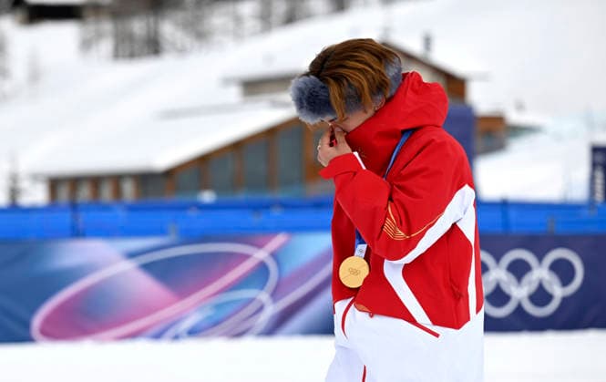 (260218) -- LIVIGNO, Feb. 18, 2026 -- Gold medalist Su Yiming of China reacts during the awarding ceremony for the snowboard men s snowboard slopestyle at the Milan-Cortina 2026 Olympic Winter games, Winterspiele,Spiele, Summer games in Livigno, Italy, Feb. 18, 2026. ) (MICO2026)ITALY-LIVIGNO-OLYMPIC WINTER GAMES-SNOWBOARD-MEN S SLOPESTYLE-FINAL XiaxYifang 