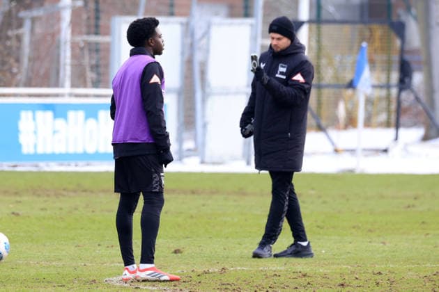 DEU, DFL, 2. FBL Hertha BSC, Training, 18.02.2026, Sportforum, Berlin, DEU, DFL, 2. FBL Hertha BSC, Training, im Bild Boris Lum (Hertha BSC Berlin 21), Hertha-Mitarbeiter macht während des Trainings Videoclips DFL - regulations prohibit any use of Photographs as image sequences and or quasi-video