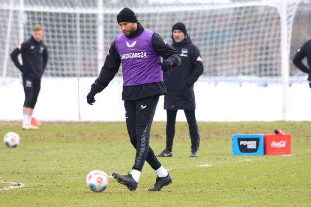DEU, DFL, 2. FBL Hertha BSC, Training, 18.02.2026, Sportforum, Berlin, DEU, DFL, 2. FBL Hertha BSC, Training, im Bild John Anthony Brooks (Hertha BSC Berlin 25), Cheftrainer Stefan Leitl (Hertha BSC Berlin) DFL - regulations prohibit any use of Photographs as image sequences and or quasi-video