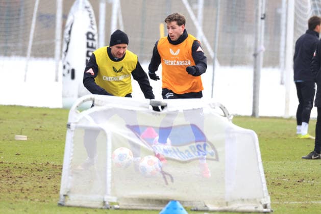 DEU, DFL, 2. FBL Hertha BSC, Training, 18.02.2026, Sportforum, Berlin, DEU, DFL, 2. FBL Hertha BSC, Training, im Bild Paul Seguin (Hertha BSC Berlin 30), Leon Jensen (Hertha BSC Berlin 5) DFL - regulations prohibit any use of Photographs as image sequences and or quasi-video