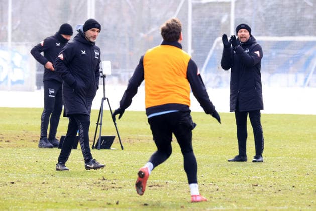 DEU, DFL, 2. FBL Hertha BSC, Training, 18.02.2026, Sportforum, Berlin, DEU, DFL, 2. FBL Hertha BSC, Training, im Bild Cheftrainer Stefan Leitl (Hertha BSC Berlin), Co-Trainer Patrick Ebert (Hertha BSC Berlin), Leon Jensen (Hertha BSC Berlin 5) DFL - regulations prohibit any use of Photographs as image sequences and or quasi-video