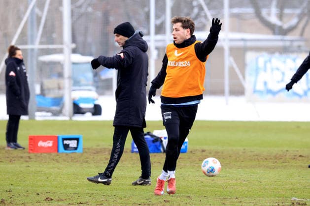 DEU, DFL, 2. FBL Hertha BSC, Training, 18.02.2026, Sportforum, Berlin, DEU, DFL, 2. FBL Hertha BSC, Training, im Bild Cheftrainer Stefan Leitl (Hertha BSC Berlin), Leon Jensen (Hertha BSC Berlin 5) DFL - regulations prohibit any use of Photographs as image sequences and or quasi-video