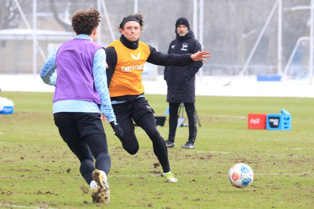 DEU, DFL, 2. FBL Hertha BSC, Training, 18.02.2026, Sportforum, Berlin, DEU, DFL, 2. FBL Hertha BSC, Training, im Bild Fabian Reese (Hertha BSC Berlin 11), Cheftrainer Stefan Leitl (Hertha BSC Berlin) DFL - regulations prohibit any use of Photographs as image sequences and or quasi-video