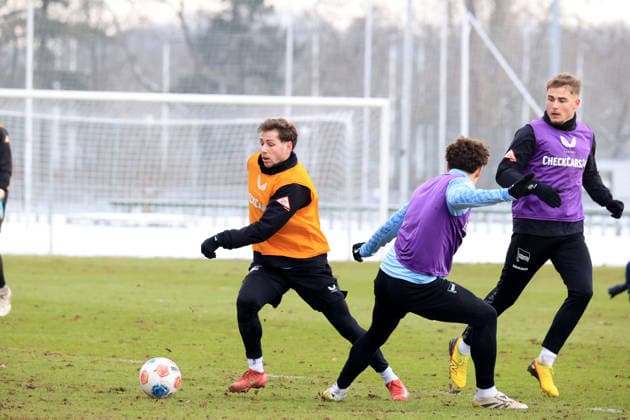 DEU, DFL, 2. FBL Hertha BSC, Training, 18.02.2026, Sportforum, Berlin, DEU, DFL, 2. FBL Hertha BSC, Training, im Bild Leon Jensen (Hertha BSC Berlin 5), Marten Winkler (Hertha BSC Berlin 22) DFL - regulations prohibit any use of Photographs as image sequences and or quasi-video
