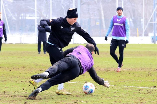DEU, DFL, 2. FBL Hertha BSC, Training, 18.02.2026, Sportforum, Berlin, DEU, DFL, 2. FBL Hertha BSC, Training, im Bild Luca Schuler (Hertha BSC Berlin 18), Marius Gersbeck (Hertha BSC Berlin 35) DFL - regulations prohibit any use of Photographs as image sequences and or quasi-video