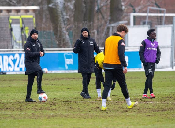 Fussball, Herren, Saison 2025 26, 2. Bundesliga, Hertha BSC, Training, Analyst Fynn-Cedric Bach filmt Patrick Ebert (Standard-Trainer, Hertha BSC) mit Handy, 18.02. 2026,