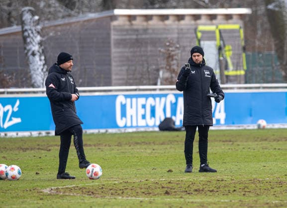 Fussball, Herren, Saison 2025 26, 2. Bundesliga, Hertha BSC, Training, Analyst Fynn-Cedric Bach filmt Patrick Ebert (Standard-Trainer, Hertha BSC) mit Handy, 18.02. 2026,