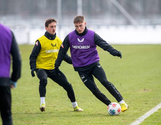 Fussball, Herren, Saison 2025 26, 2. Bundesliga, Hertha BSC, Training, v.l. Michal Karbownik (Hertha BSC), Marten Winkler (Hertha BSC), 18.02. 2026,