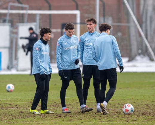 Fussball, Herren, Saison 2025 26, 2. Bundesliga, Hertha BSC, Training, v.l. Kian Todorovic (Hertha BSC), Soufian Gouram (Hertha BSC), Elias Decker (Hertha BSC), Selim Telib (Hertha BSC), 18.02. 2026,