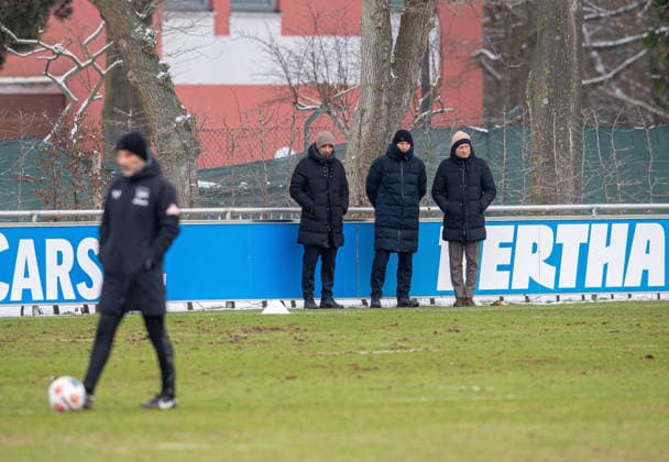 Fussball, Herren, Saison 2025 26, 2. Bundesliga, Hertha BSC, Training, v.l. Trainer Stefan Leitl (Hertha BSC), Sami Allagui (Assistent der sportlichen Leitung, Hertha BSC), Sportdirektor Benjamin Weber (Hertha BSC), Geschäftsführer Dr. Peter Görlich (Hertha BSC), 18.02. 2026,