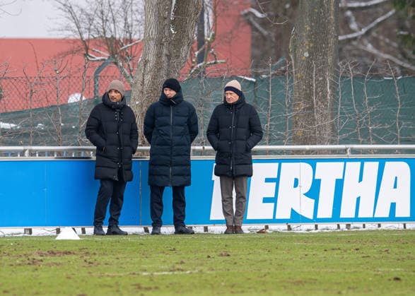 Fussball, Herren, Saison 2025 26, 2. Bundesliga, Hertha BSC, Training, v.l. Sami Allagui (Assistent der sportlichen Leitung, Hertha BSC), Sportdirektor Benjamin Weber (Hertha BSC), Geschäftsführer Dr. Peter Görlich (Hertha BSC), 18.02. 2026,