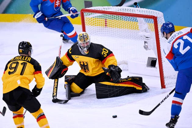 GRUBAUER Philipp Torwart Team GER Eishockey Viertelfinale Spiel SVK - Deutschland Olympics - Olympische Winterspiele 2026 Mailand - Cortina 06 - 22 Februar 2026 in Italien am 18.02.2026 in Mailand *** GRUBAUER Philipp Goalkeeper Team GER Ice Hockey Quarterfinals Match SVK Germany Olympics Olympic Winter Games 2026 Milan Cortina 06 February 22, 2026 in Italy on February 18, 2026 in Milan Copyright: xx