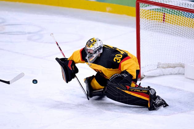 GRUBAUER Philipp Torwart Team GER Eishockey Viertelfinale Spiel SVK - Deutschland Olympics - Olympische Winterspiele 2026 Mailand - Cortina 06 - 22 Februar 2026 in Italien am 18.02.2026 in Mailand *** GRUBAUER Philipp Goalkeeper Team GER Ice Hockey Quarterfinals Match SVK Germany Olympics Olympic Winter Games 2026 Milan Cortina 06 February 22, 2026 in Italy on February 18, 2026 in Milan Copyright: xx