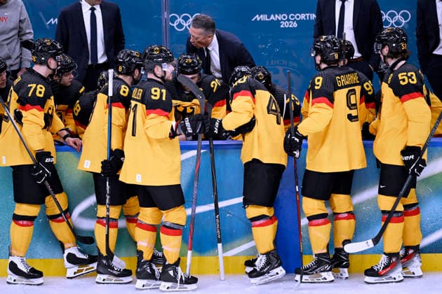 KREIS Harold Trainer Team GER Eishockey Viertelfinale Spiel SVK - Deutschland Olympics - Olympische Winterspiele 2026 Mailand - Cortina 06 - 22 Februar 2026 in Italien am 18.02.2026 in Mailand *** KREIS Harold Trainer Team GER Ice Hockey Quarterfinals Match SVK Germany Olympics Olympic Winter Games 2026 Milan Cortina 06 February 22, 2026 in Italy on February 18, 2026 in Milan Copyright: xx