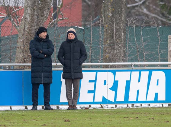 Fussball, Herren, Saison 2025 26, 2. Bundesliga, Hertha BSC, Training, v.l. Sportdirektor Benjamin Weber (Hertha BSC), Geschäftsführer Dr. Peter Görlich (Hertha BSC), 18.02. 2026,
