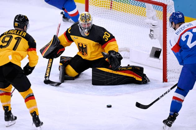GRUBAUER Philipp Torwart Team GER Eishockey Viertelfinale Spiel SVK - Deutschland Olympics - Olympische Winterspiele 2026 Mailand - Cortina 06 - 22 Februar 2026 in Italien am 18.02.2026 in Mailand *** GRUBAUER Philipp Goalkeeper Team GER Ice Hockey Quarterfinals Match SVK Germany Olympics Olympic Winter Games 2026 Milan Cortina 06 February 22, 2026 in Italy on February 18, 2026 in Milan Copyright: xx