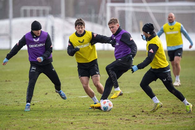 Fussball, Herren, Saison 2025 26, 2. Bundesliga, Hertha BSC, Training, v.l. Pascal Klemens (Hertha BSC), Dawid Kownacki (Hertha BSC), Marten Winkler (Hertha BSC), Kevin Sessa (Hertha BSC), 18.02. 2026,