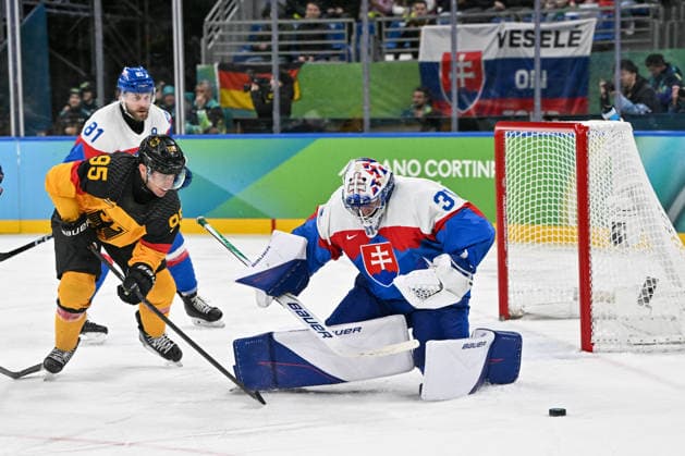 18 02 2026, Milano, Santa Giulia Ice hockey, Eishockey Arena, Winter Olympics: Slovakia - Germany (Ice Hockey), Frederik Tiffels of Germany against goalkeeper Samuel Hlavaj of Slovakia Milano Santa Giulia Ice Hockey Arena Lombardy Italy *** 18 02 2026, Milano, Santa Giulia Ice Hockey Arena, Winter Olympics Slovakia Germany Ice Hockey , Frederik Tiffels of Germany against goalkeeper Samuel Hlavaj of Slovakia Milano Santa Giulia Ice Hockey Arena Lombardy Italy Copyright: xJustPictures.ch AndreaxBrancax jp-en-AnBr-AB-AAB_496618022026