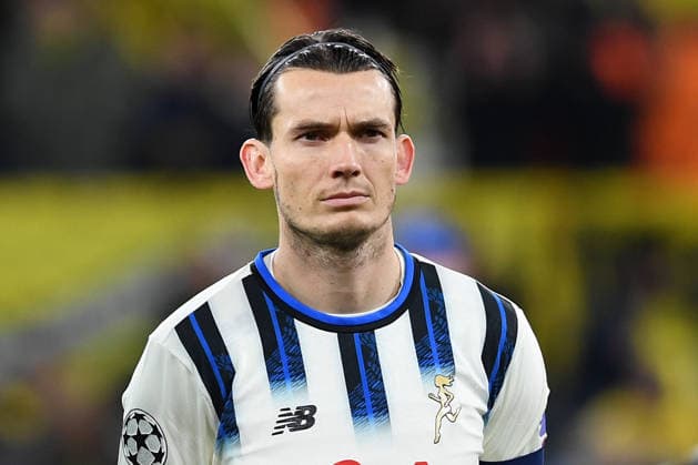 Marten de Roon (Atalanta Bergamo) schaut waehrend des Spiels der UEFA Champions League 2025 26, Play-offs, Hinspiel zwischen Borussia Dortmund und Atalanta Bergamo, BVB Stadion am 17. February 2026 in Dortmund, Deutschland. (Foto von Ralf Treese DeFodi Images) +++ Marten de Roon (Atalanta Bergamo) looks on during the UEFA Champions League 2025 26 League Knockout Play-off First Leg match between Borussia Dortmund and Atalanta BC at BVB Stadion Dortmund on February 17, 2026 in Dortmund, Germany. (Photo by Ralf Treese DeFodi Images) - *** Marten de Roon Atalanta Bergamo looks on during the UEFA Champions League 2025 26, Play offs, First Leg match between Borussia Dortmund and Atalanta Bergamo, BVB Stadion on February 17, 2026 in Dortmund, Germany, Germany Photo by Ralf Treese DeFodi Images Marten de Roon Atalanta Bergamo looks on during the UEFA Champions League 2025 26 League Knockout Play off First Leg match between Borussia Dortmund and Atalanta BC at BVB Stadion Dortmund on February 17, 2026 in Dortmund, Germany Photo by Ralf Treese DeFodi Images