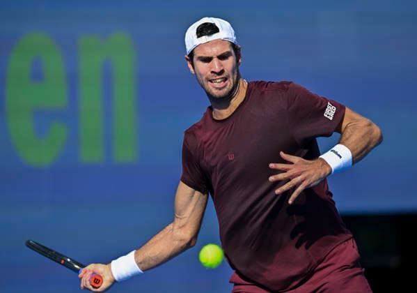 ATP, Tennis Herren QATAR EXXONMOBIL OPEN-ROUND OF Karen Khachanov of Russia competes against Marton Fucsovics of Hungary during their men s singles round of 16 match at the ATP Qatar Exxonmobil Open 2026 tennis tournament at the Khalifa International Tennis Complex in Doha, Qatar, on February 18, 2026. DOHA Qatar Copyright: xNOUSHADx
