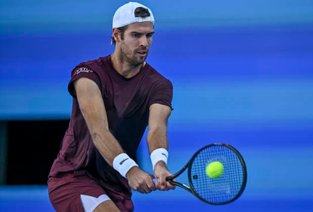 ATP, Tennis Herren QATAR EXXONMOBIL OPEN-ROUND OF Karen Khachanov of Russia competes against Marton Fucsovics of Hungary during their men s singles round of 16 match at the ATP Qatar Exxonmobil Open 2026 tennis tournament at the Khalifa International Tennis Complex in Doha, Qatar, on February 18, 2026. DOHA Qatar Copyright: xNOUSHADx