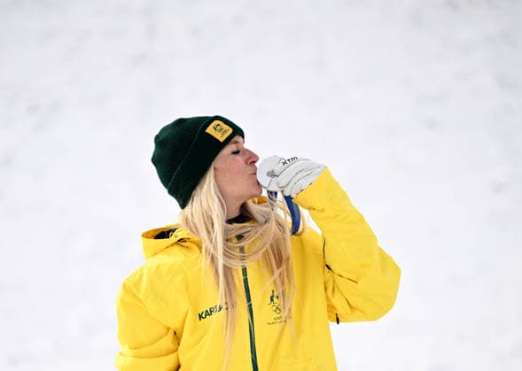 2026 WINTER Olympic Games, Olympische Spiele, Olympia, OS Danielle Scott of Australia kisses her silver medal following the Women™s Aerials super final at Livigno Snow Park on day 11 of the 2026 Milano Cortina Winter Olympic Games in Italy, Wednesday, February 18, 2026. ( NO ARCHIVING, EDITORIAL USE ONLY LIVIGNO SONDRIO ITALY  Copyright: xDANxHIMBRECHTSx 20260219116870716141