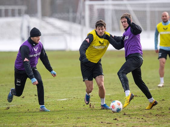 Fussball, Herren, Saison 2025 26, 2. Bundesliga, Hertha BSC, Training, v.l. Pascal Klemens (Hertha BSC), Dawid Kownacki (Hertha BSC), Marten Winkler (Hertha BSC), 18.02. 2026,