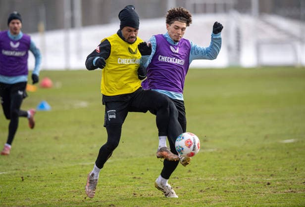 Fussball, Herren, Saison 2025 26, 2. Bundesliga, Hertha BSC, Training, v.l. Jeremy Dudziak (Hertha BSC), Selim Telib (Hertha BSC), 18.02. 2026,