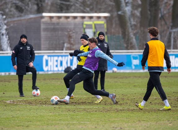 Fussball, Herren, Saison 2025 26, 2. Bundesliga, Hertha BSC, Training, v.l. Luca Schuler (Hertha BSC), Elias Decker (Hertha BSC), Linus Gechter (Hertha BSC), 18.02. 2026,