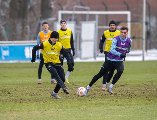 Fussball, Herren, Saison 2025 26, 2. Bundesliga, Hertha BSC, Training, v.l. Janne Berner (Hertha BSC), Elias Decker (Hertha BSC), 18.02. 2026,