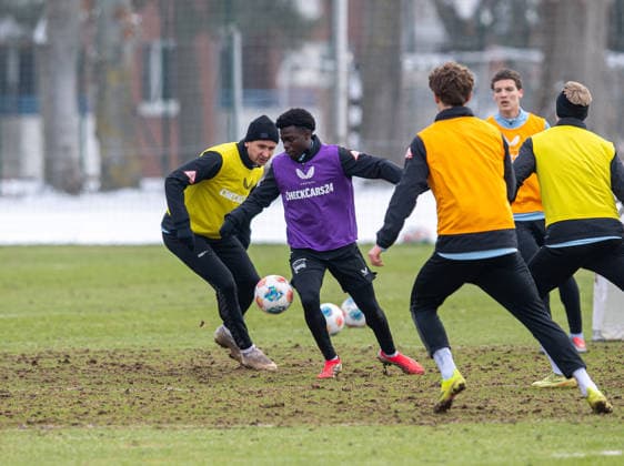 Fussball, Herren, Saison 2025 26, 2. Bundesliga, Hertha BSC, Training, v.l. Paul Seguin (Hertha BSC), Boris Mamuzah Lum (Hertha BSC), 18.02. 2026,