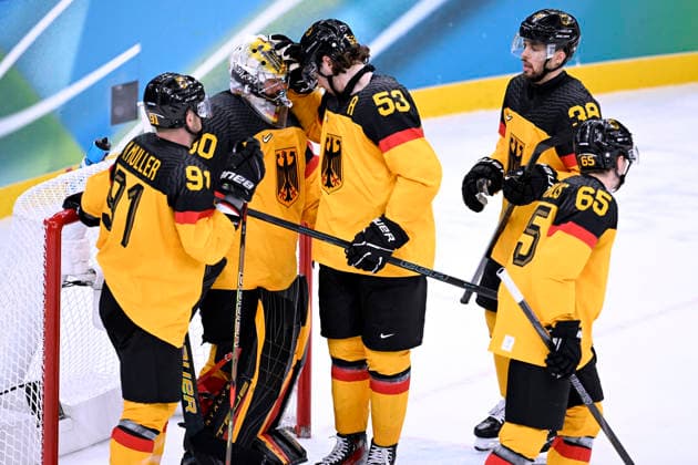 GRUBAUER Philipp Torwart Team GER mit SEIDER Moritz und MUELLER Moritz Eishockey Viertelfinale Spiel SVK - Deutschland Olympics - Olympische Winterspiele 2026 Mailand - Cortina 06 - 22 Februar 2026 in Italien am 18.02.2026 in Mailand *** GRUBAUER Philipp Goalkeeper Team GER with SEIDER Moritz and MUELLER Moritz Ice Hockey Quarterfinal Match SVK Germany Olympics Olympic Winter Games 2026 Milan Cortina 06 February 22, 2026 in Italy on February 18, 2026 in Milan Copyright: xx