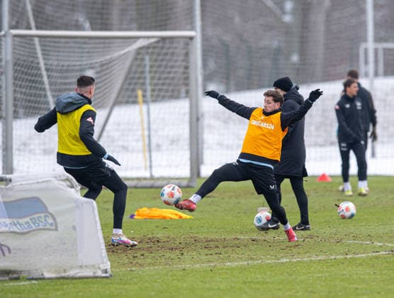 Fussball, Herren, Saison 2025 26, 2. Bundesliga, Hertha BSC, Training, v.l. Niklas Kolbe (Hertha BSC), Leon Jensen (Hertha BSC), 18.02. 2026, Copyright: xSebastianxRäppold MatthiasxKochx