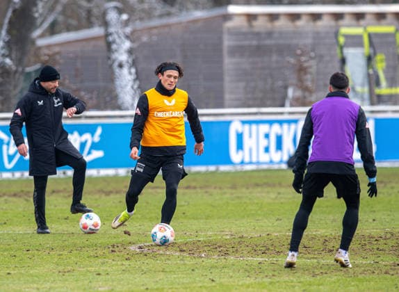 Fussball, Herren, Saison 2025 26, 2. Bundesliga, Hertha BSC, Training, v.l. Patrick Ebert (Standard-Trainer, Hertha BSC), Fabian Reese (Hertha BSC), Josip Brekalo (Hertha BSC), 18.02. 2026,