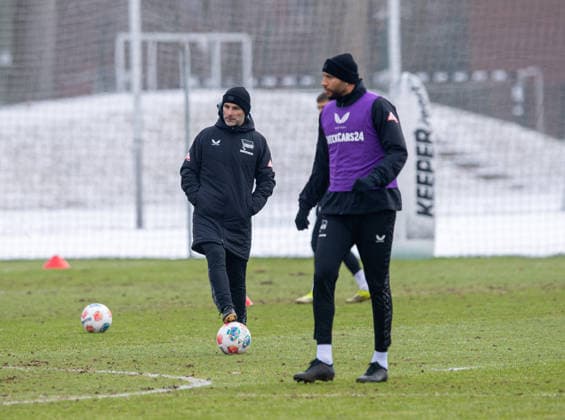 Fussball, Herren, Saison 2025 26, 2. Bundesliga, Hertha BSC, Training, v.l. Trainer Stefan Leitl (Hertha BSC), John Anthony Brooks (Hertha BSC), 18.02. 2026,